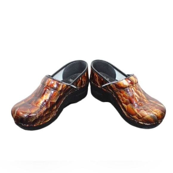 Dansko Clogs Sz 35/5  - Picture 1 of 8